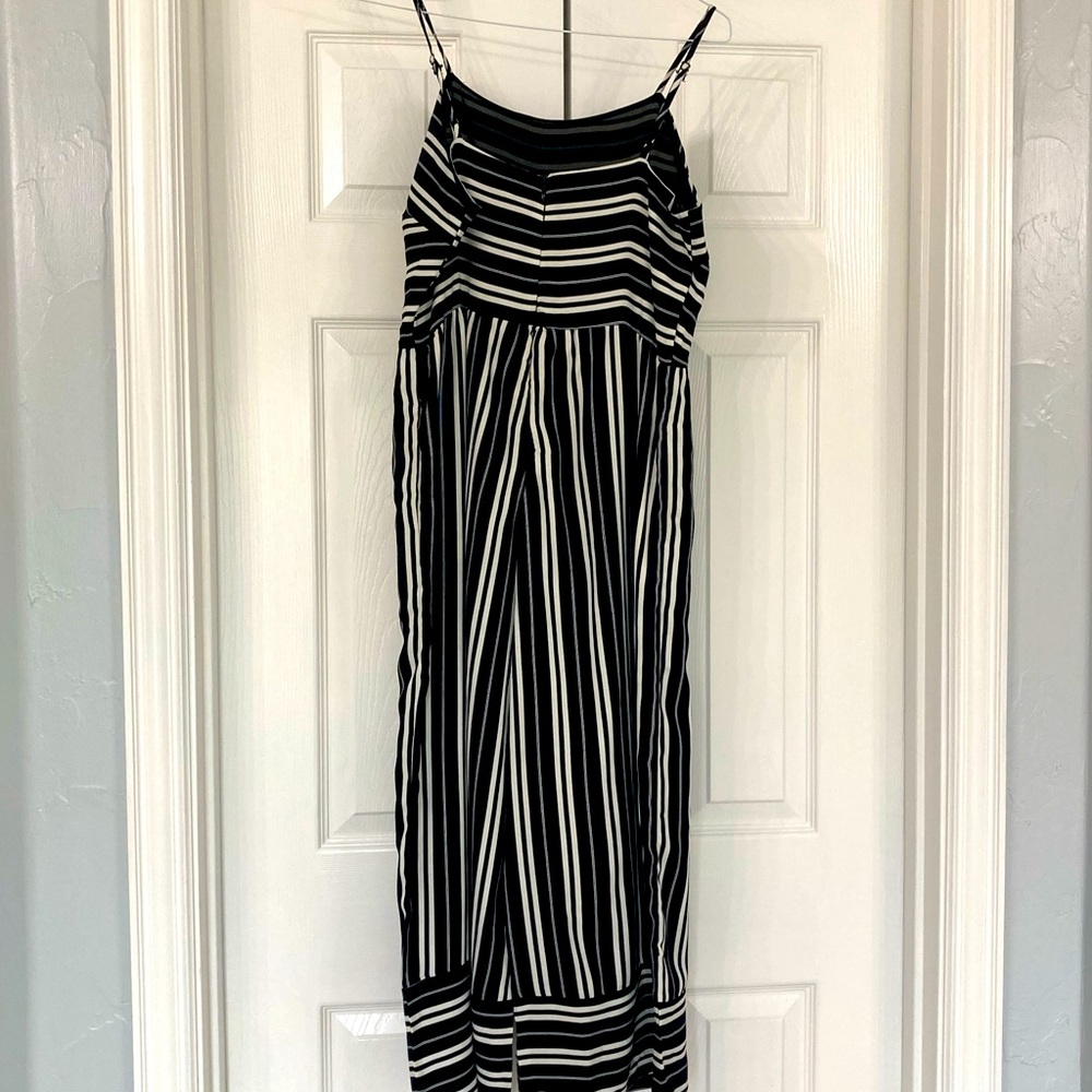 Black and white jumpsuit with adjustable straps and pockets!